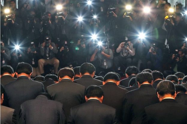 Lawmakers of the ruling South Korean Saenuri Party bow at the National Assembly building in Seoul, Sourth Korea, on 4 November 2016, in a show of apology over a nation-rocking scandal.