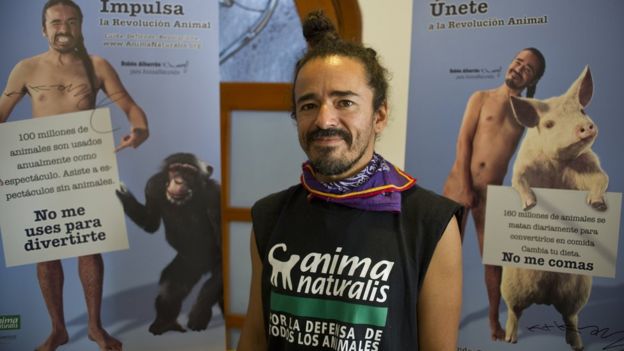 El cantante de Café Tacvba, Rubén Albarrán, junto a carteles de una campaña en defensa de los animales que protagonizó en México.