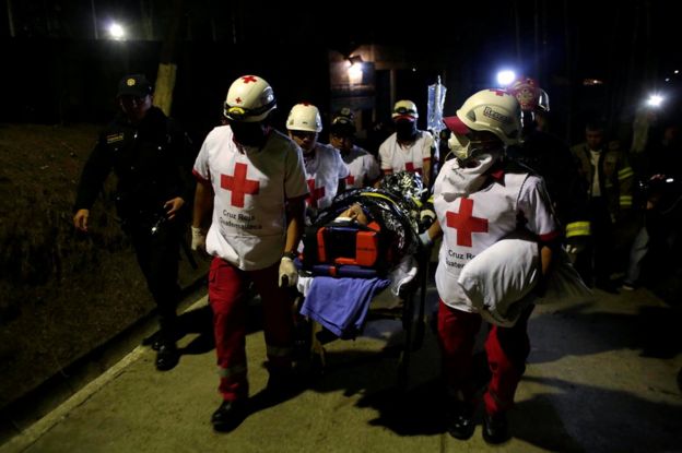 Voluntarios de la Cruz Roja trasladan a uno de los funcionarios heridos en el Centro Juvenil de Privación de Libertad para Varones Etapa II (Cejupliv) de Guatemala el 19 de marzo de 2017.