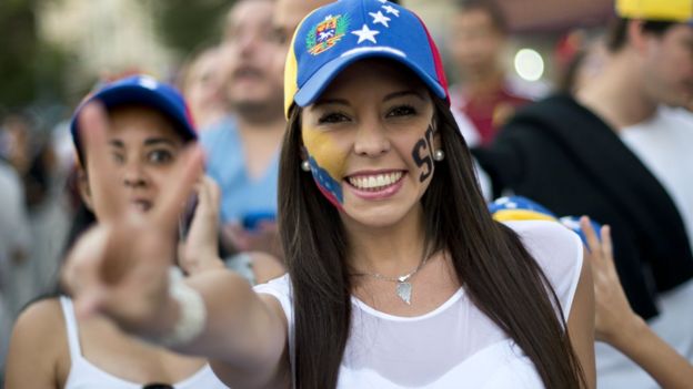 Una mujer sonríe en una manifestación de la oposición venezolana.