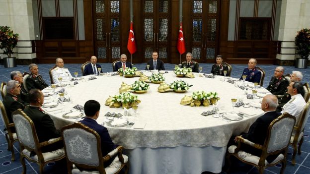 Cumhurbaşkanı Recep Tayyip Erdoğan, Beştepe'de YAŞ üyelerini yemekte ağırlarken