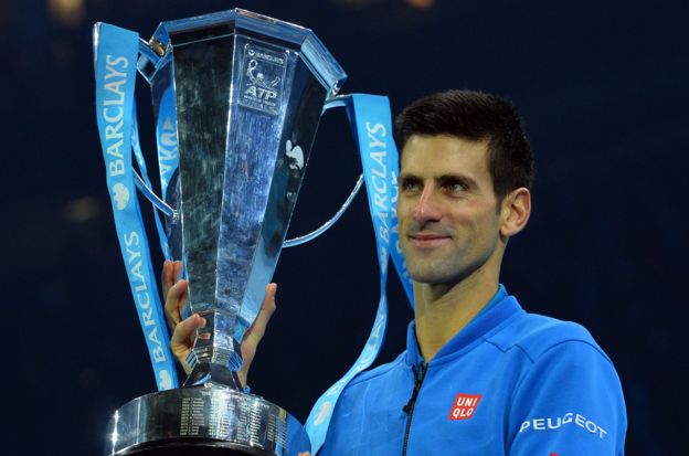 Novan Djokovic levanta un trofeo.