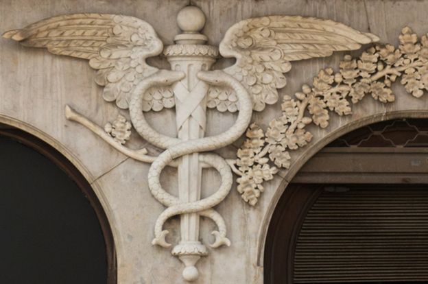 Un relieve en edificio de un caduceo.