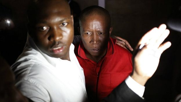 Hogaamiyaha EFF Julius Malema wuxuu ka mid ahaa kuwa dhismaha baarlamaanka xoogga looga saaray