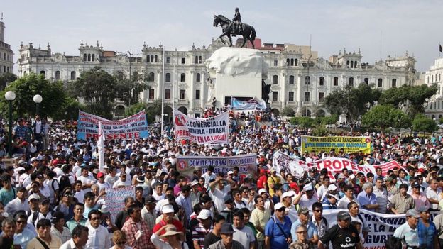 Manifestantes en la Plaza San Martín, Lima, Perú.