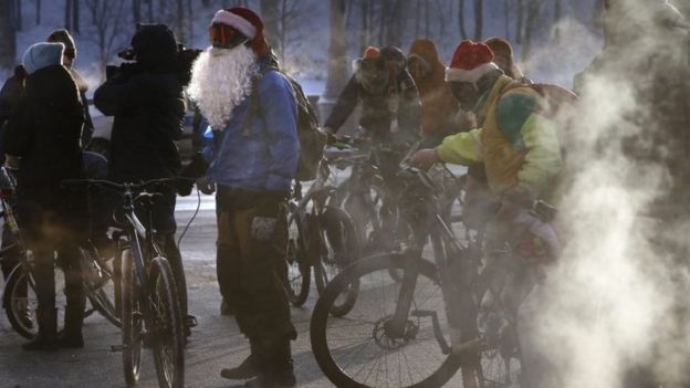Participantes del desfile de invierno de bicicletas de Moscú el ocho de enero de 2017.