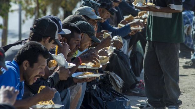 Mexicanos deportados comen en un mesón de la iglesia católica en Tijuana.