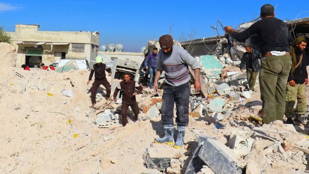 "مقتل 21 مدنيا" في غارات جوية على قرية بمحافظة إدلب السورية