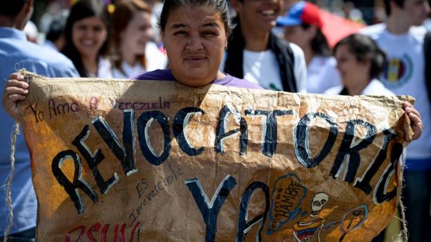Protesta a favor del referendo revocatorio en Venezuela.