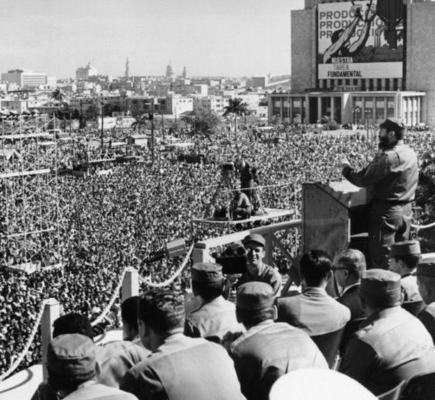 Fidel discursando em praça pública e sendo acompanhado por multidão