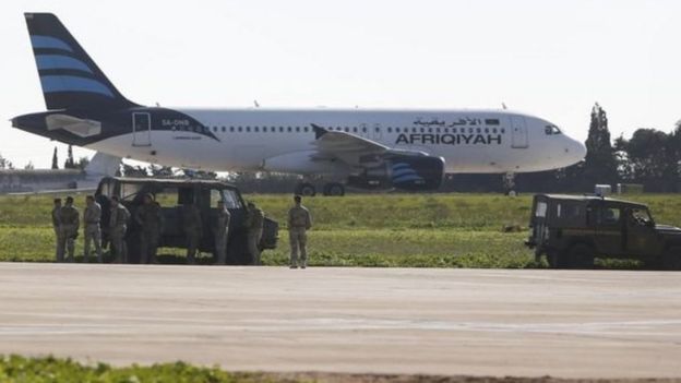 மால்டா படையினர் சூழ்ந்துள்ள விமானம்