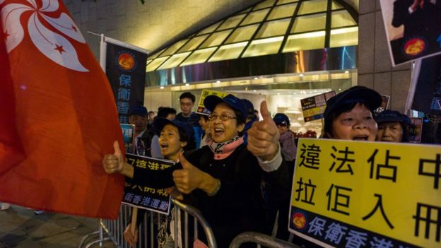 香港亲北京群众在非建制派集会场地外反制抗议（10/12/2016）