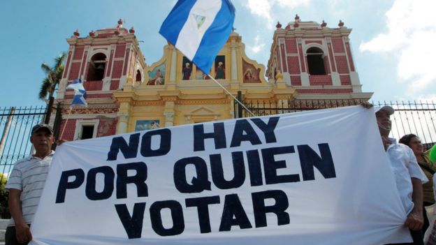Un grupo de nicaragüenses con una pancarta que lee