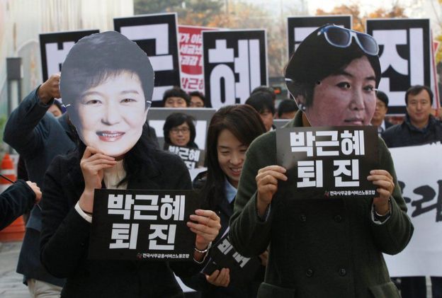 El escándalo está centrado en la relación cercana entre la presidenta y su amiga Choi Soon-sil.