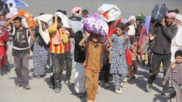 صورة بعض الأيزيديين الذين تركوا منازلهم في أغسطس/آب 2014