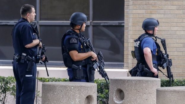 Policías armados frente al cuartel central en Dallas, Texas