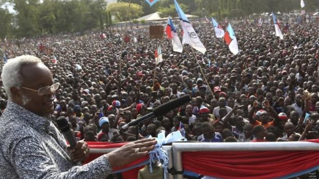 Edward Lowassa campaigning in Tanzania on 23 October 2015