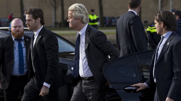 Geert Wilders rodeado de guardaespaldas