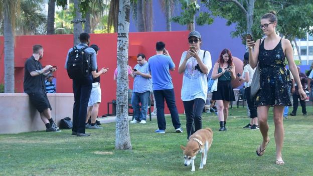 Em Los Angeles, metrô lançou aplicativo para ajudar usuários a localizar os monstros (Foto: AFP)