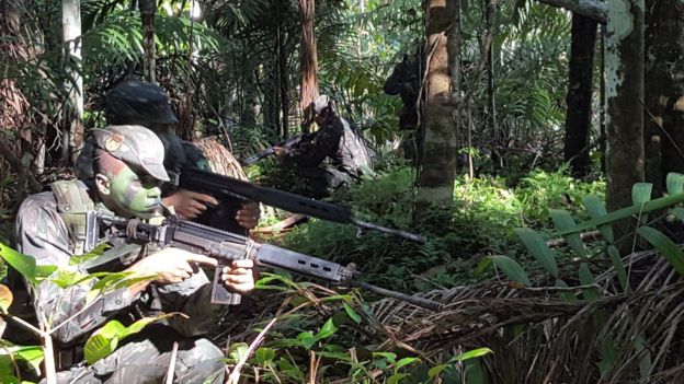 Soldados fazem demonstração de policiamento na floresta amazônica