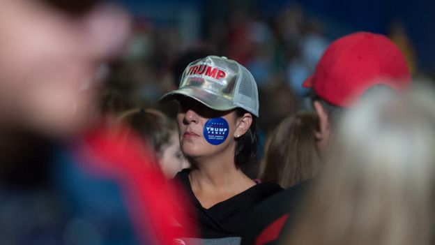 Mulher participa de comício de Trump