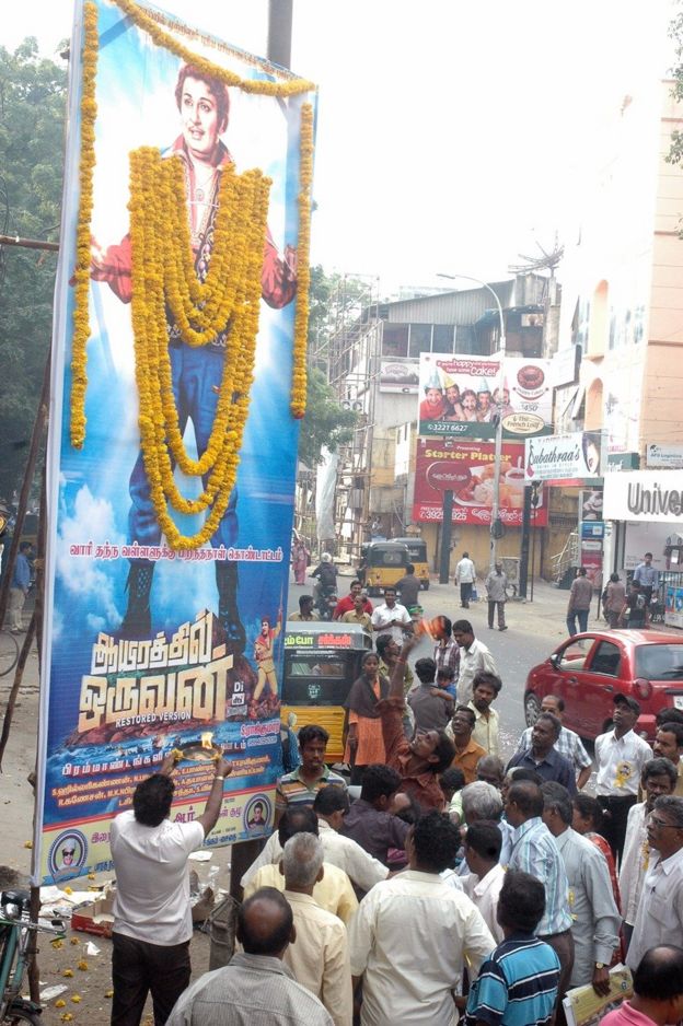 அபிமான நடிகர்களின் திரைப்படங்களுக்கு என்றும் ஆதரவளிக்கும் ரசிகர்கள்