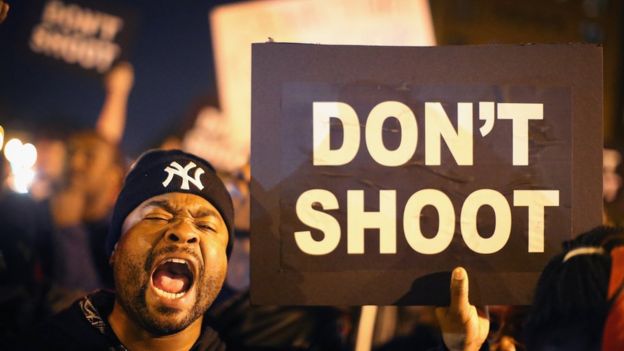 Manifestantes protestam, no dia 9 de outubro de 2014, contra o assassinato de Vonderrit Myers Jr., por um policial que estava de folga, em St. Louis, no Missouri