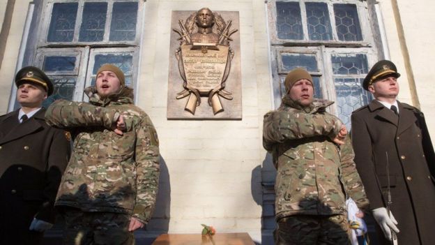 Меморіальна дошка Євгену Коновальцю на будинку, де колись були казарми Січових Стрільців