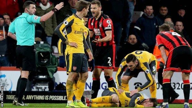Bournemouth ilianza kuyumba baada ya nahodha wake Simon Francis kulimwa kadi nyekundu
