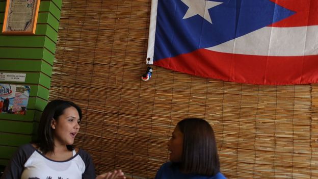 Mujer con bandera de Puerto Rico