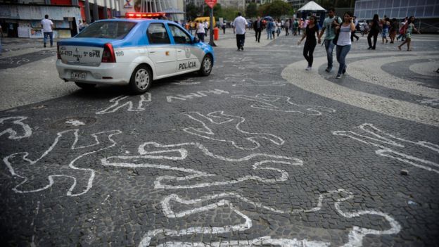 Silhuetas pintadas em calçadas do Rio alertam para homicídios no país