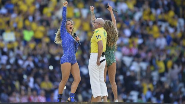 Claudia Leitte, Pitbull e Jennifer Lopez na abertura da Copa de 2014