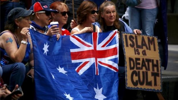 Anti-Islam protesters at a rally in Sydney (Nov 2015)