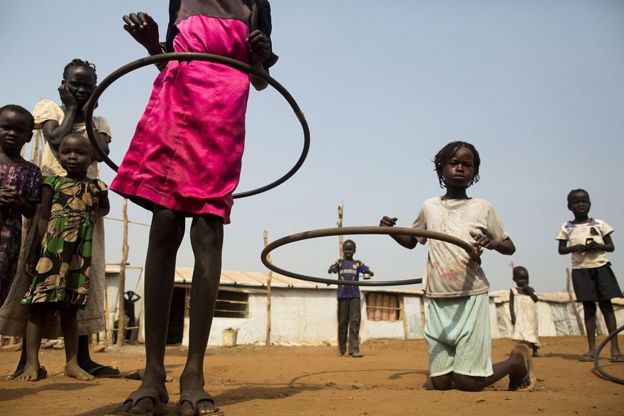 Sudanlı çocuklar oyun oynuyor