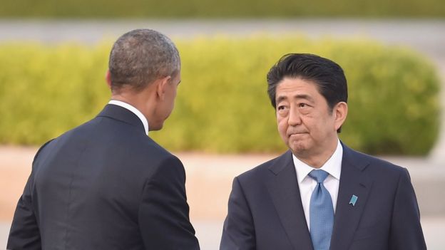 Barack Obama cumprimenta o primeiro-ministro japonês Shinzo Abe