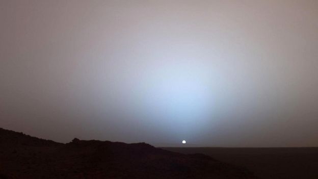 Из-за красноватой пыли, взвешенной в марсианской атмосфере, закаты на этой планете голубого цвета