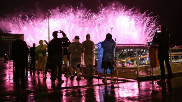 Grupo assiste a queima de fogos do encerramento da Olimpíada do lado de fora do Maracanã