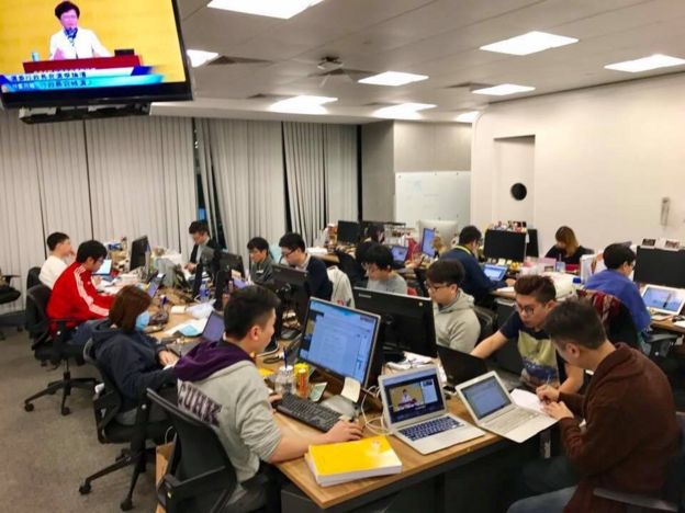 香港01出动约20人作特首论坛即时事实核查报道。