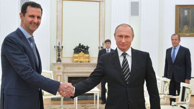 Bashar al Asad estrecha la mano de Vladimir Putin.