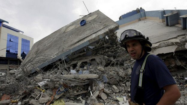 Un bombero frente a un derrumbe, en el terremoto de Ecuador de abril de 2016