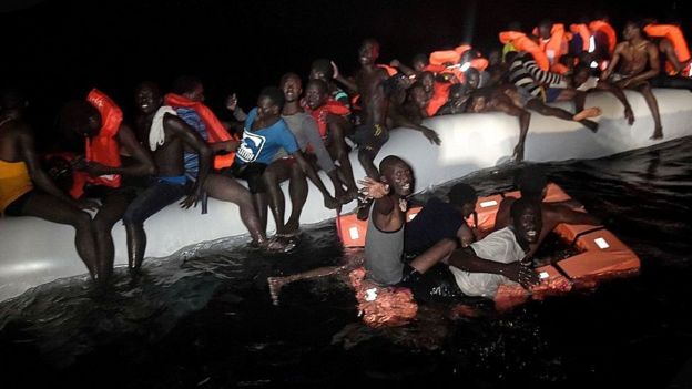லிபியா கடற்கரைக்கு அருகே குடியேறிகள் சென்ற ரப்பர் படகு விபத்து; 17 பேர் பலி