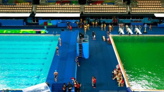 El agua en la piscina de clavados de Río está verde