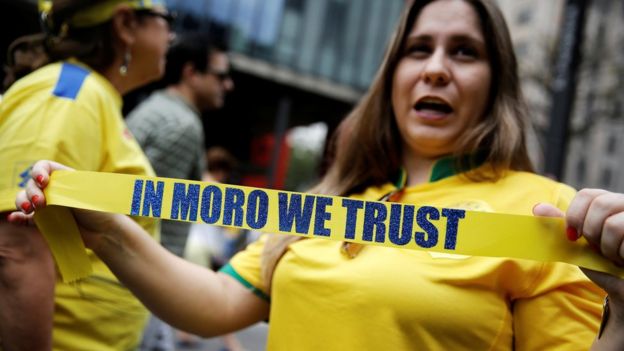 متظاهرة في البرازيل