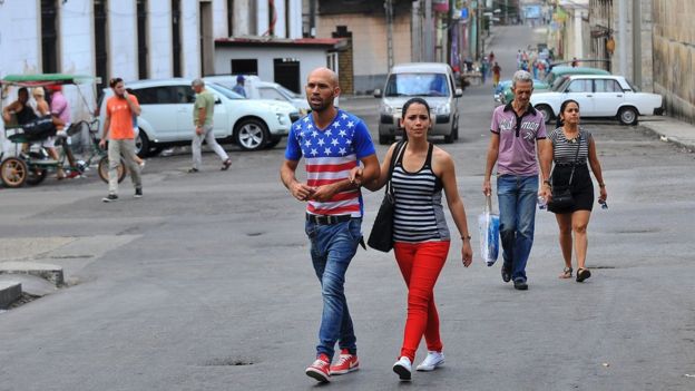 Cubanos caminan por La Habana