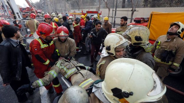 Một lính cứu hỏa bị thương được đưa ra khỏi tòa nhà Plasco ở Tehran, Iran (19/01/2017)