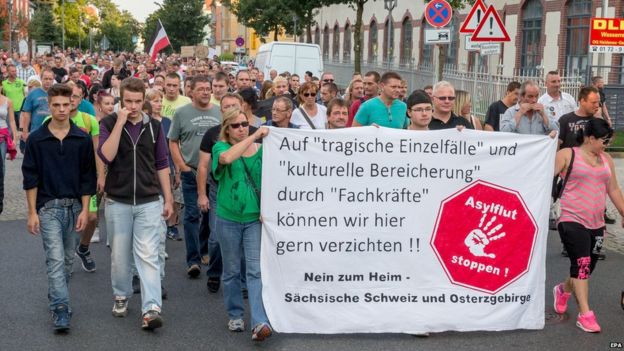 Protesters opposed to asylum centre march in Heidenau (21 August 2015)