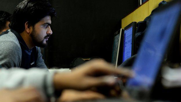 மசோதா, அமெரிக்காவை சாராத, விசாக்களின் மூலம் வெளிநாட்டு பணியாட்களை பணிக்கு அமர்த்தும் நிறுவனங்களை இலக்கு வைக்கிறது.