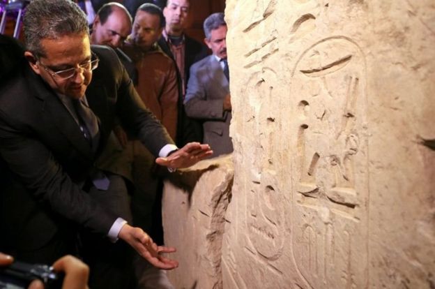 El ministro de Antigüedades mostrando los jeroglíficos.