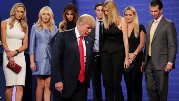 Trump alisindikizwa na familia yake baada ya mjadala kumalizika