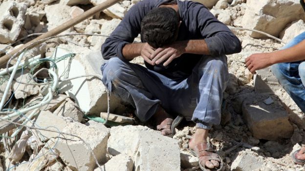 Homem reage à morte de familiares após um ataque aéreo das forças de Assad em Alepo